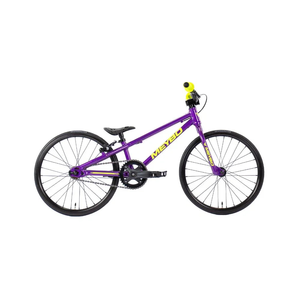 Vélo BMX enfant violet avec cadre MEYBO, roues noires et poignées jaunes vif