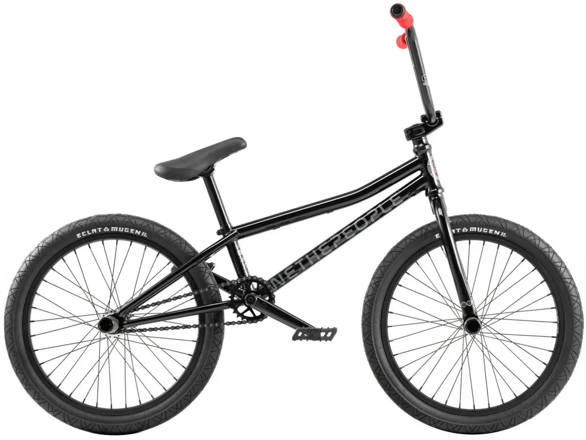 Vélo BMX noir avec pneus Eclat Mugen, cadre avec inscription 'WE THE PEOPLE', guidon rouge