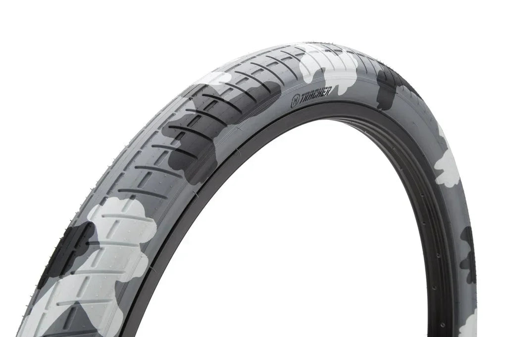 Pneu BMX camouflage noir et blanc avec motif texturé et profil de pneu robuste