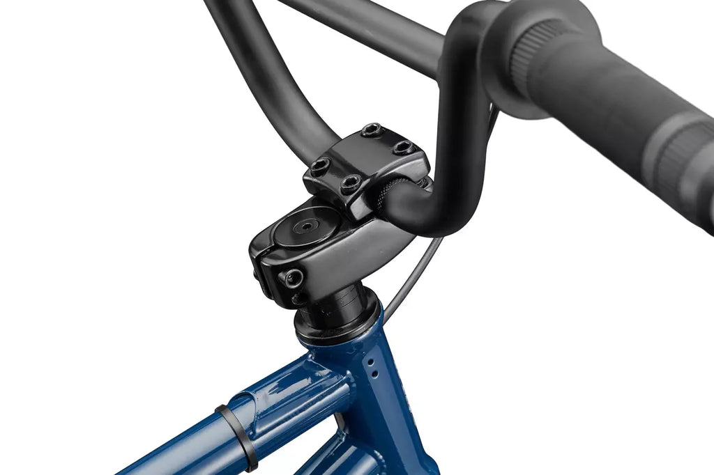 Potence et guidon noir de BMX sur cadre bleu
