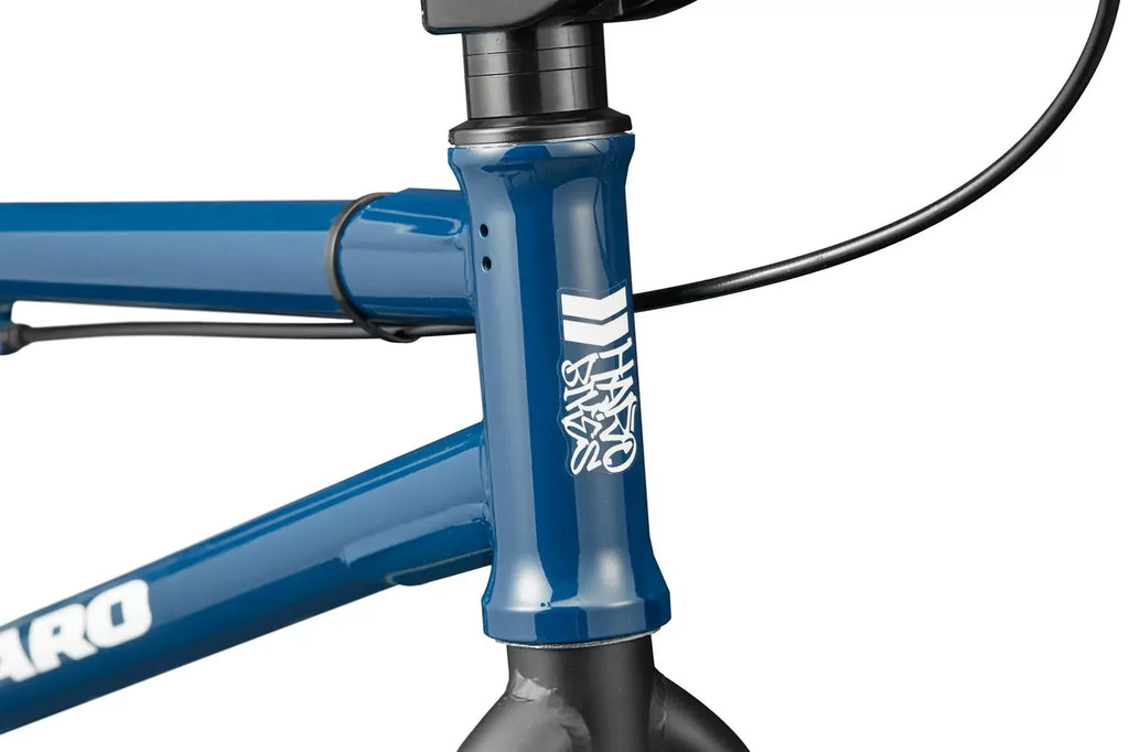 Cadre de vélo BMX bleu avec logo blanc sur la colonne de direction.