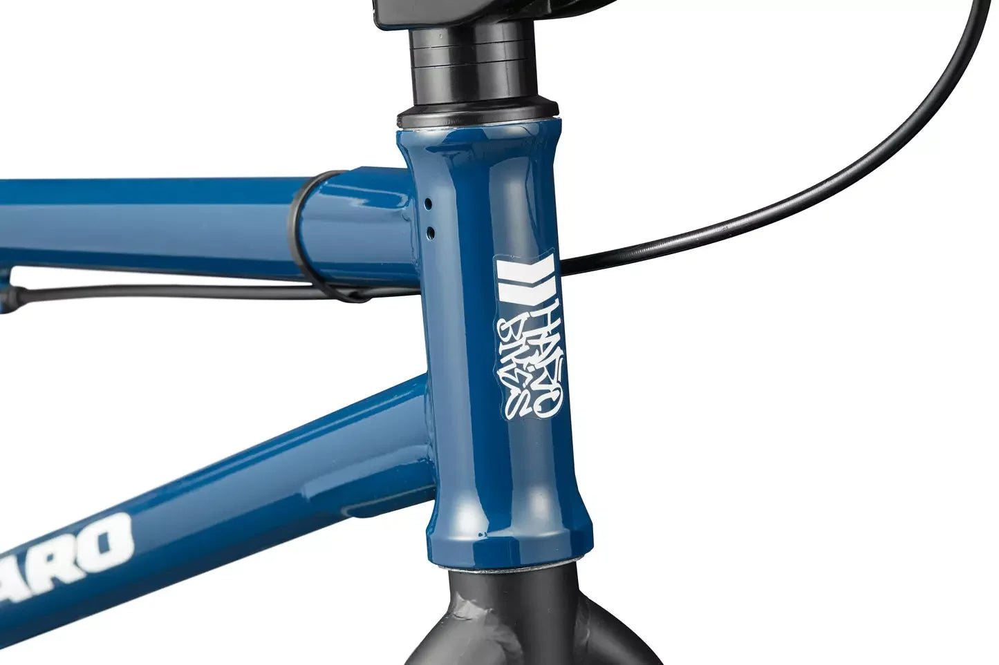 Cadre de vélo BMX bleu avec logo blanc sur la colonne de direction.