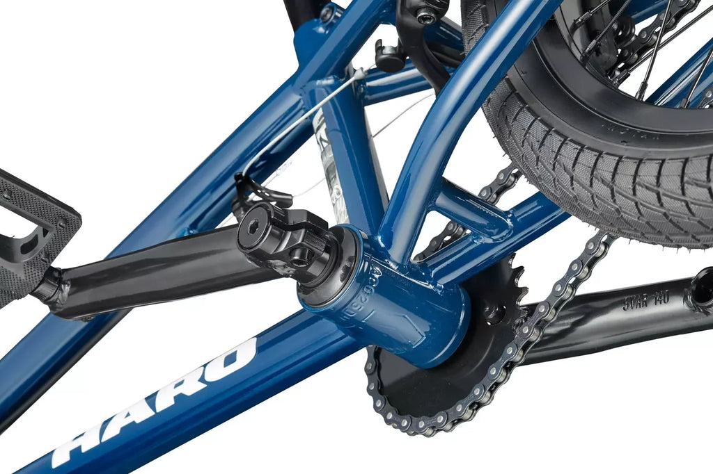 Détails du pédalier et de la chaîne d'un vélo BMX bleu