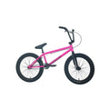 Vélo BMX rose vif avec cadre et pneus noirs sur fond blanc
