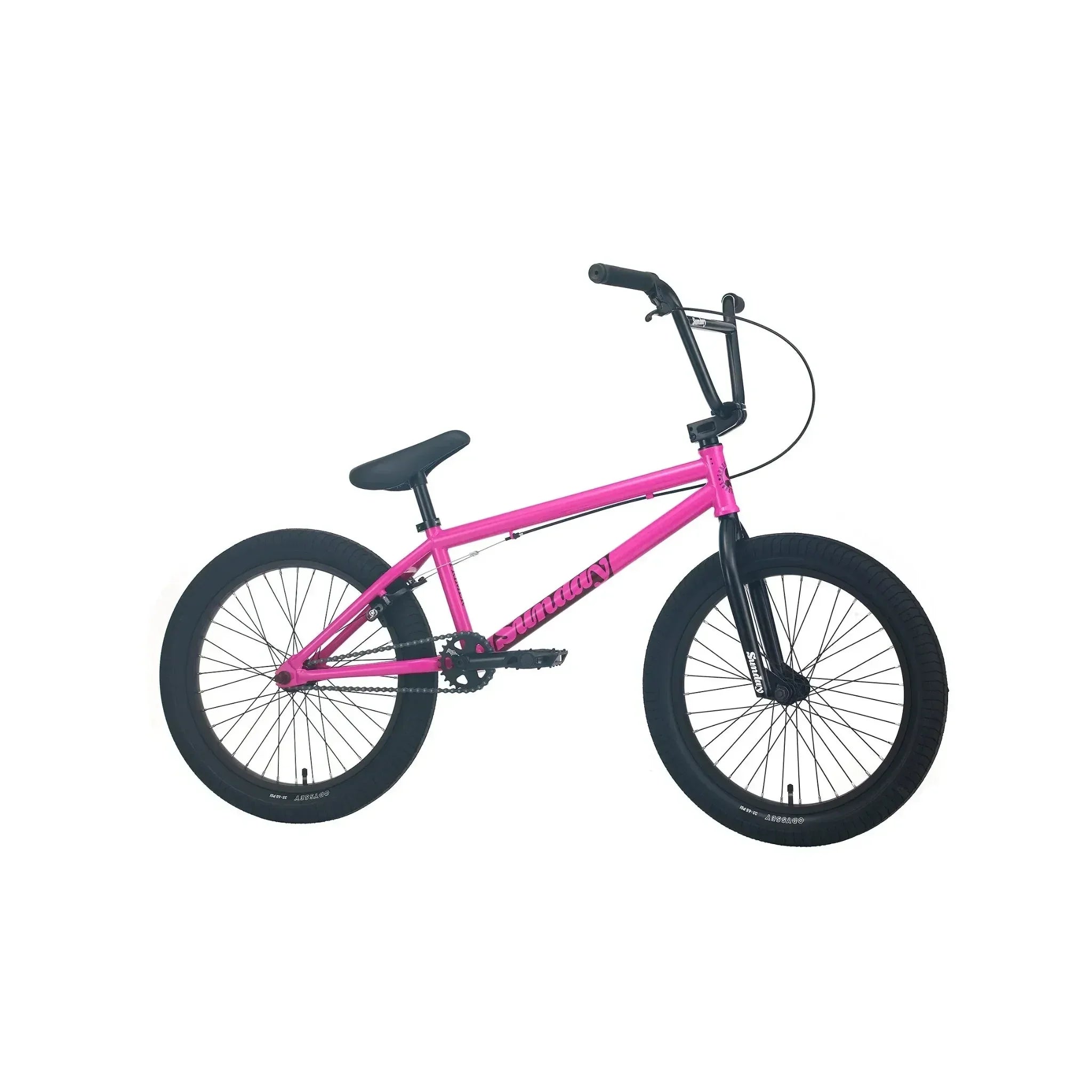 Vélo BMX rose vif avec cadre et pneus noirs sur fond blanc