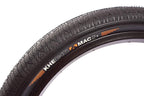 Gros plan du pneu BMX KHE MAC2+ avec marquage orange