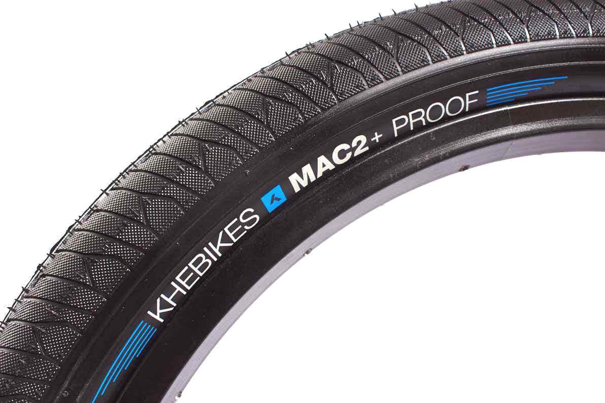 Gros plan du pneu KHE MAC2+ PROOF noir pour BMX