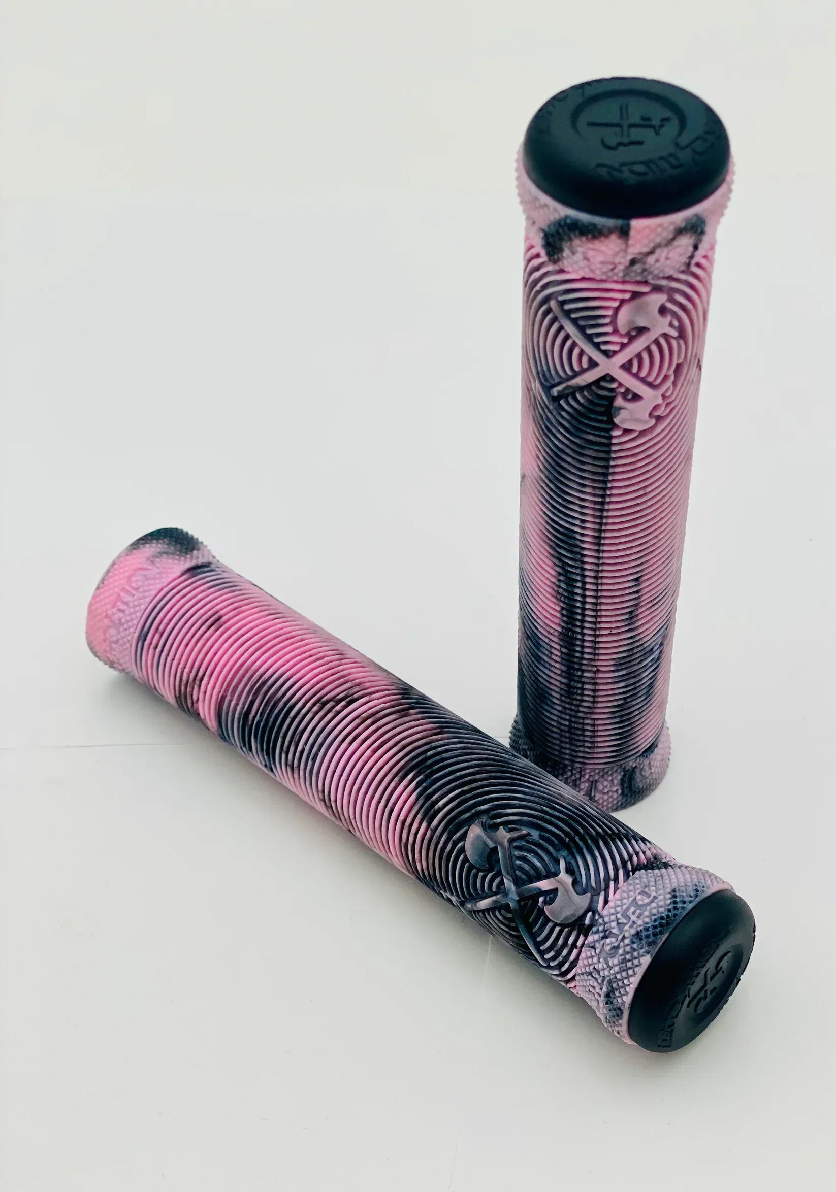 Poignées BMX rose et noire avec motifs texturés et croix