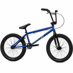 Vélo BMX bleu Sunday avec cadre et pneus noirs sur fond blanc