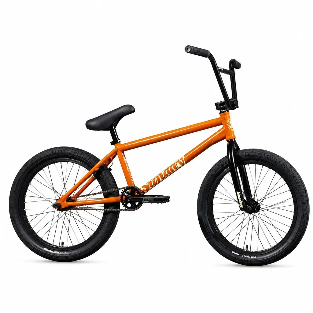 Vélo BMX orange Sunday avec cadre robuste, pneus noirs et guidon haut sur fond blanc.