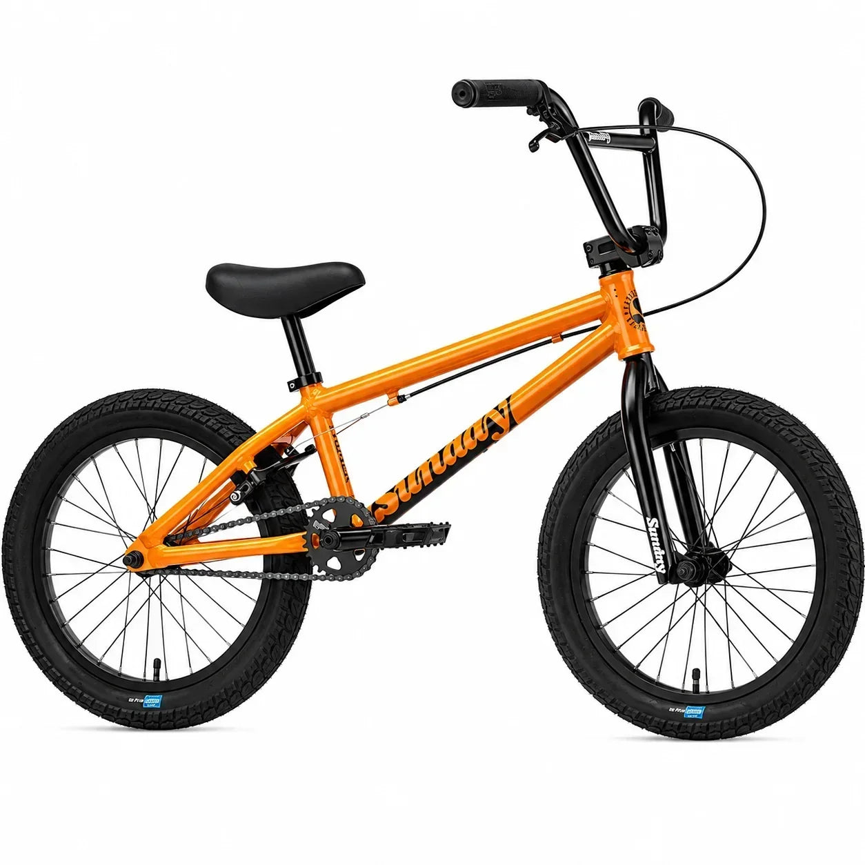 Vélo BMX orange vif avec pneus noirs sur fond blanc