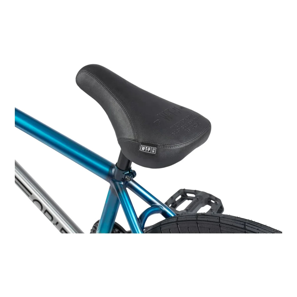 Selle BMX noire WTP sur cadre bleu métallique, vue rapprochée pour vélo freestyle