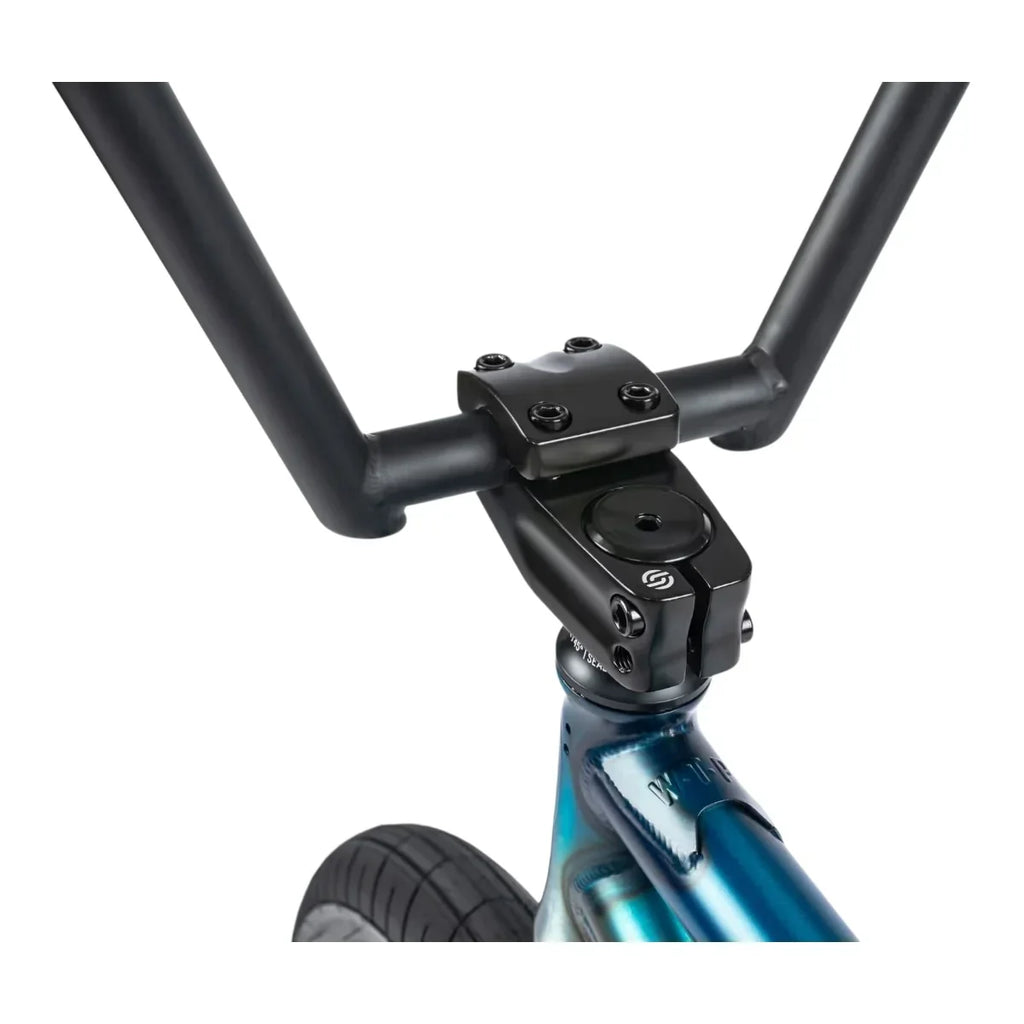 Guidon BMX noir avec potence et fourche bleue métallisée, détail de vélo freestyle