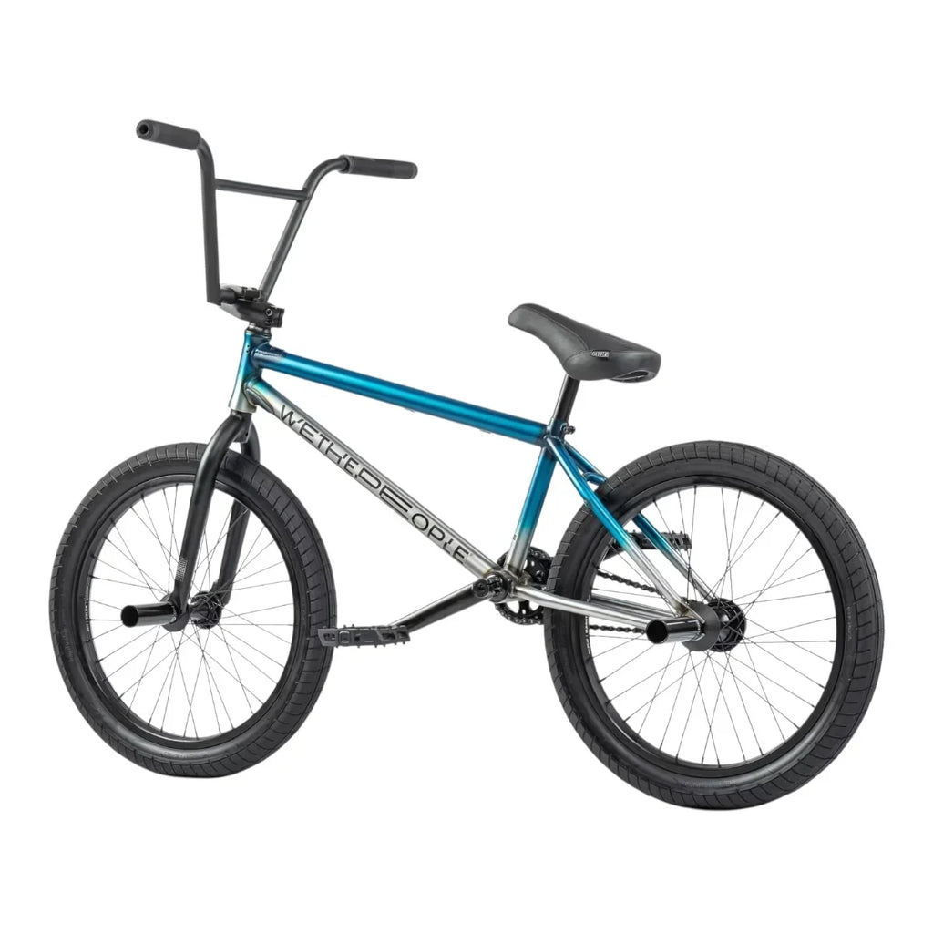 Vélo BMX WeThePeople bleu métallique avec cadre robuste et pneus larges pour tricks et freestyle
