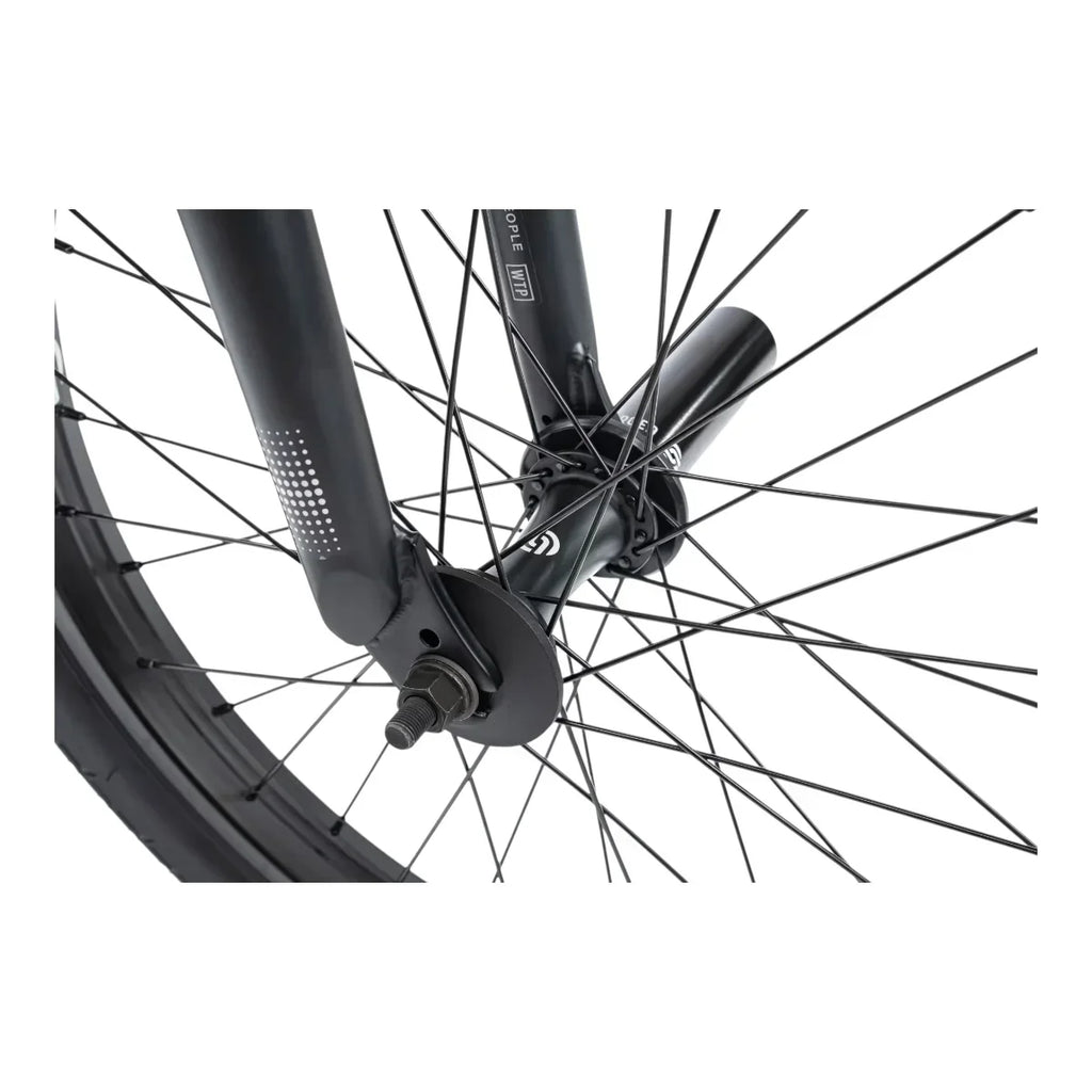 Détail de fourche et moyeu de roue BMX noir avec rayons fins et design robuste