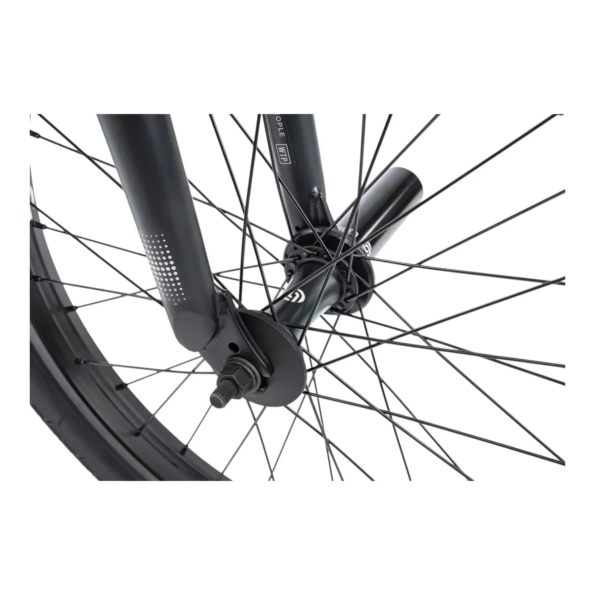 Détail de fourche et moyeu de roue BMX noir avec rayons fins et design robuste