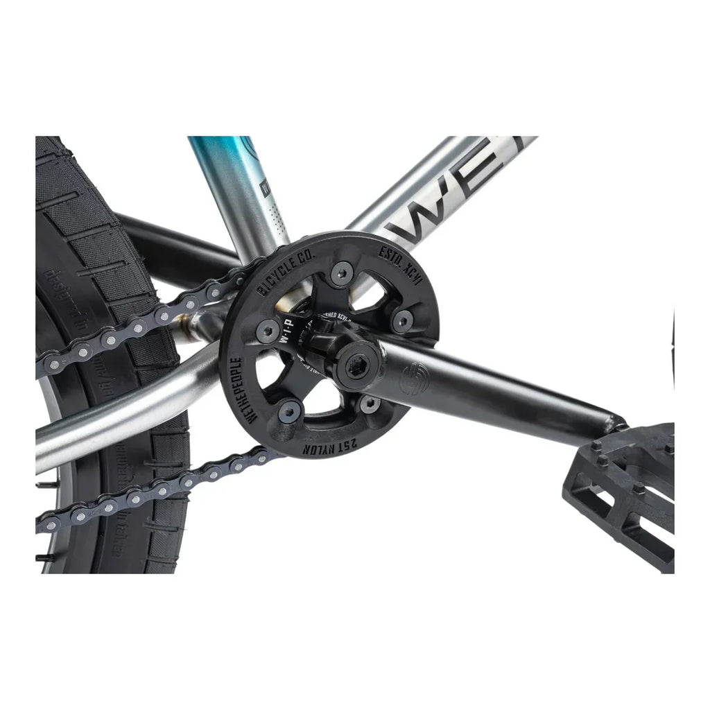 Détail de la chaîne et pédalier d'un vélo BMX avec cadre métallique et pneu robuste