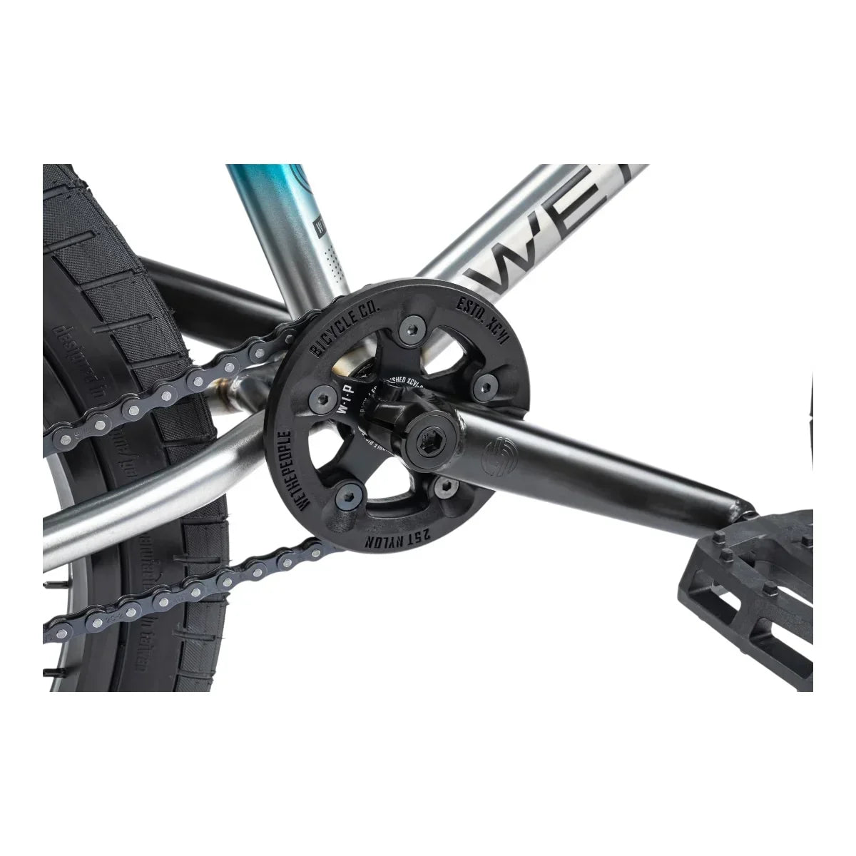 Détail de la chaîne et pédalier d'un vélo BMX avec cadre métallique et pneu robuste