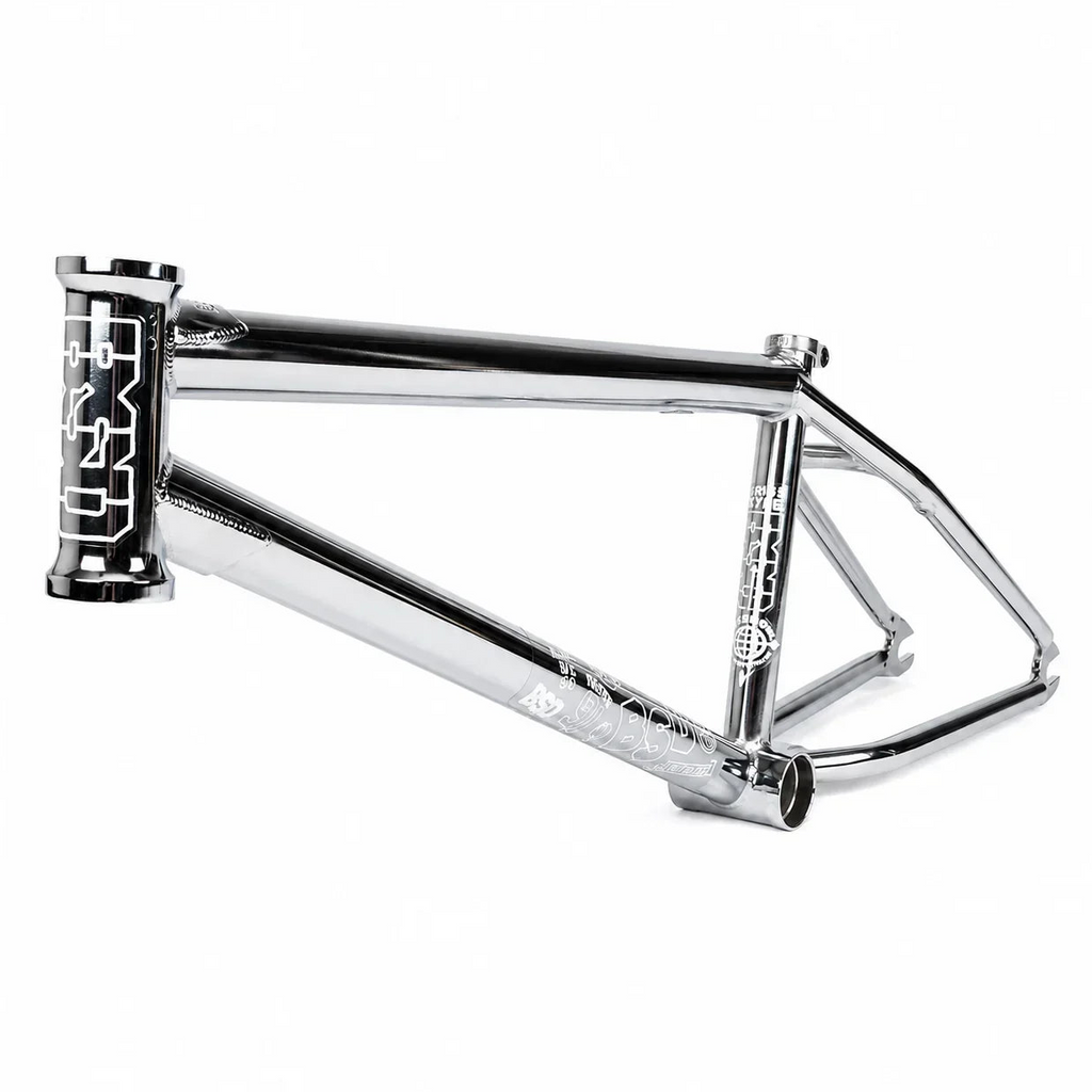 Cadre BMX chromé avec détails gravés, design robuste pour freestyle et tricks