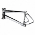 Cadre BMX chromé avec détails gravés, design robuste pour freestyle et tricks