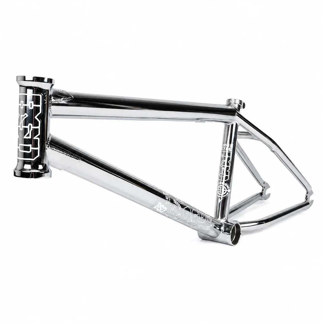 Cadre BMX chromé avec détails gravés, design robuste pour freestyle et tricks