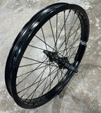 Roue BMX noire avec moyeu et rayons, idéale pour freestyle et tricks