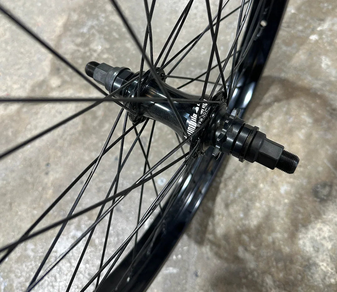 Roue BMX noire avec moyeu et rayons robustes pour performance et durabilité