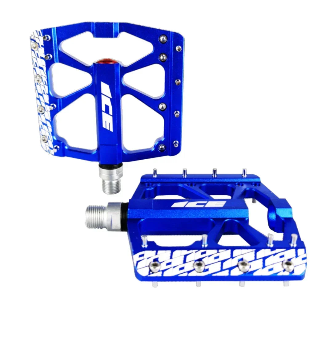 Pédales BMX bleues en aluminium avec crampons et logo ICE, conçues pour une adhérence optimale.