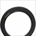 Pneu BMX Kenda noir avec logo jaune, profil de pneu tout-terrain pour vélo de freestyle