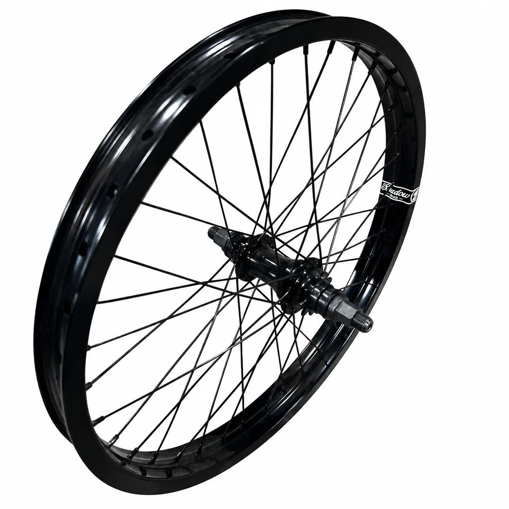 Roue BMX noire avec moyeu robuste et rayons fins, idéale pour le freestyle