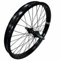 Roue BMX noire avec moyeu robuste et rayons fins, idéale pour le freestyle