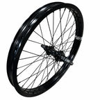 Roue BMX noire avec moyeu robuste et rayons fins, idéale pour le freestyle