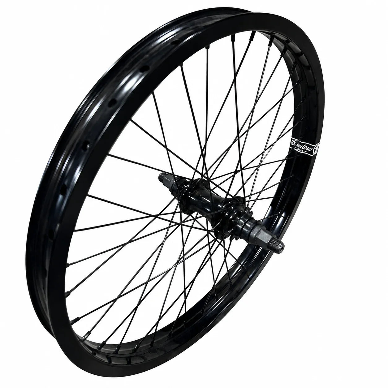 Roue BMX noire avec moyeu robuste et rayons fins, idéale pour le freestyle