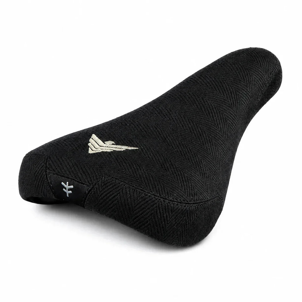 Selle BMX noire texturée avec logo brodé, design ergonomique pour vélo freestyle