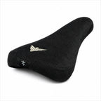 Selle BMX noire texturée avec logo doré et symbole distinctif