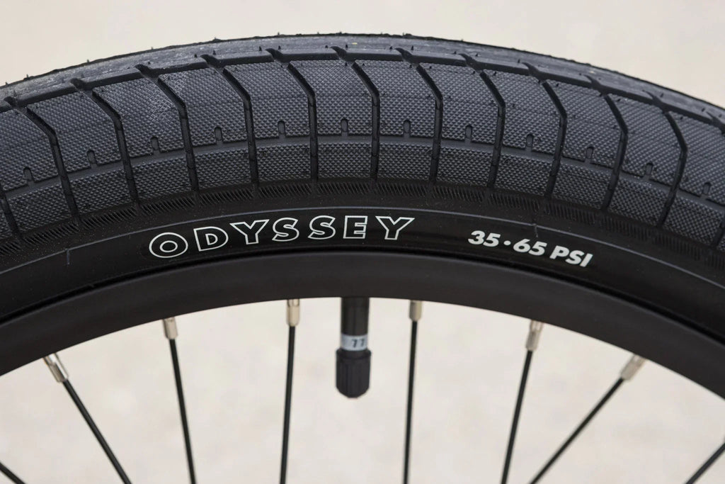 Gros plan d'un pneu de BMX Odyssey avec indication de pression 35-65 PSI.
