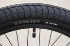 Gros plan d'un pneu de BMX Odyssey avec indication de pression 35-65 PSI.