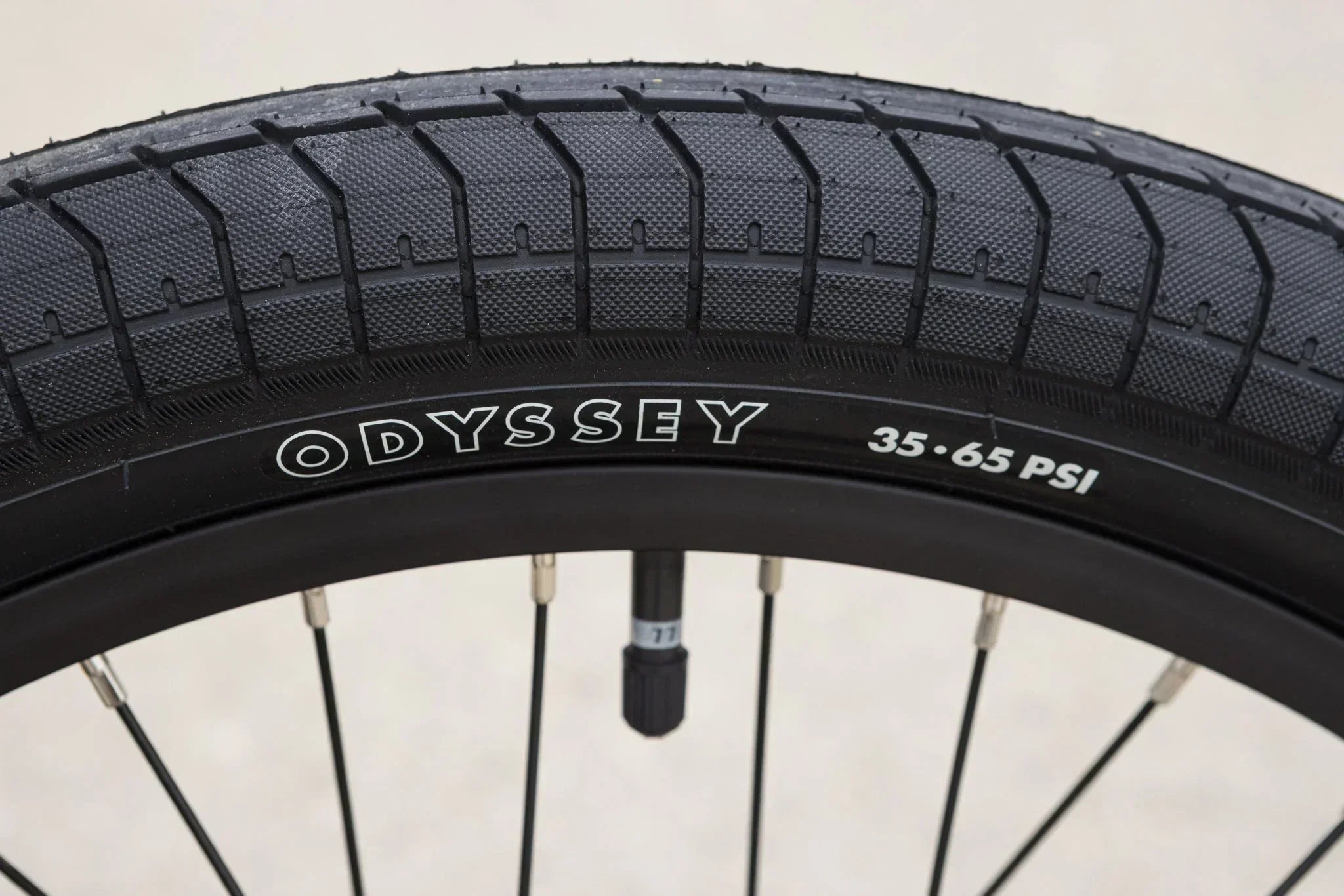 Gros plan d'un pneu de BMX Odyssey avec indication de pression 35-65 PSI.