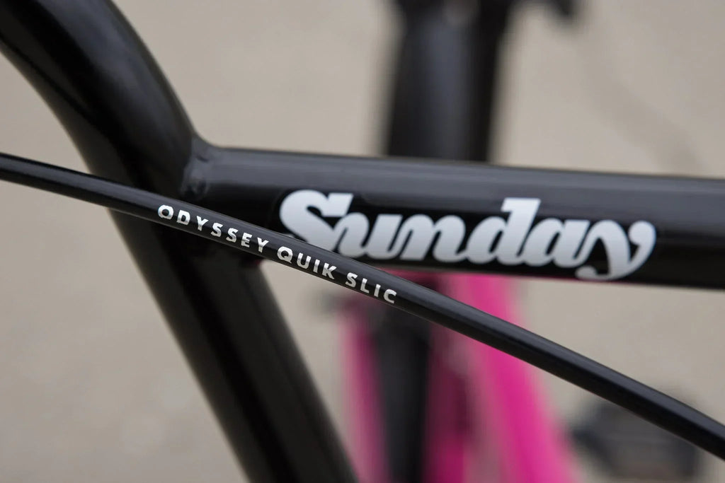 Gros plan du cadre de vélo BMX Sunday avec gaine de câble Odyssey Quik Slic.
