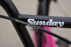 Gros plan du cadre de vélo BMX Sunday avec gaine de câble Odyssey Quik Slic.