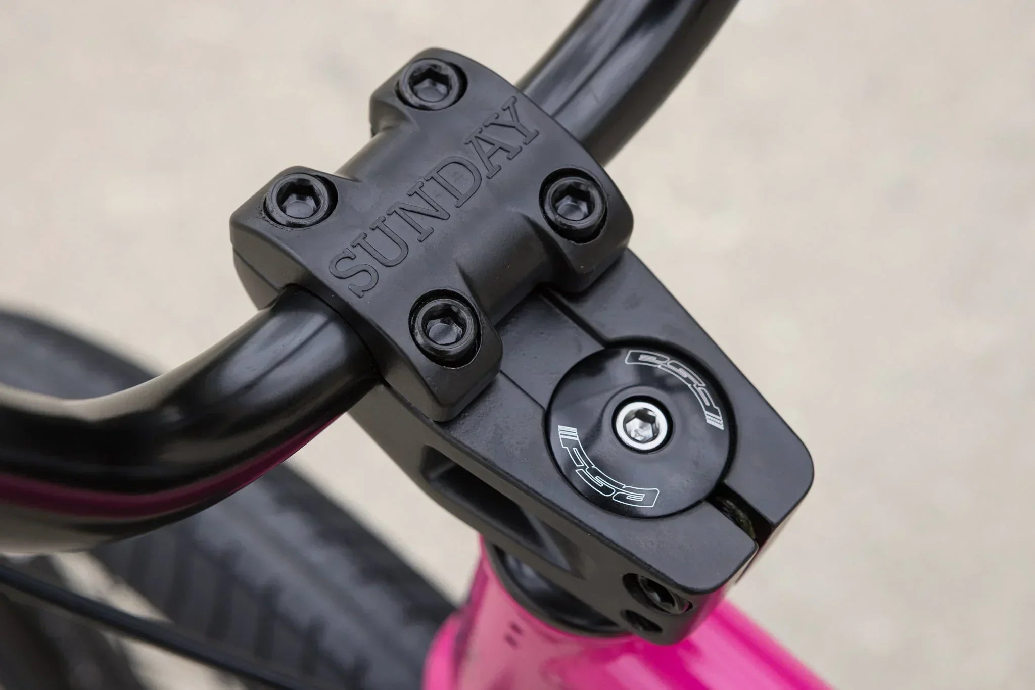 Potence de vélo BMX noire de marque Sunday avec fixations à vis