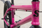 Cadre de vélo BMX rose vif avec inscriptions Sunday et Primer