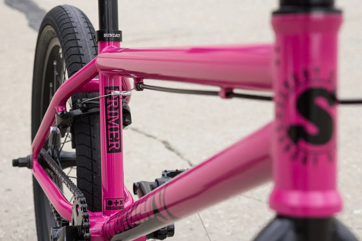 Cadre de vélo BMX rose vif avec inscriptions Sunday et Primer