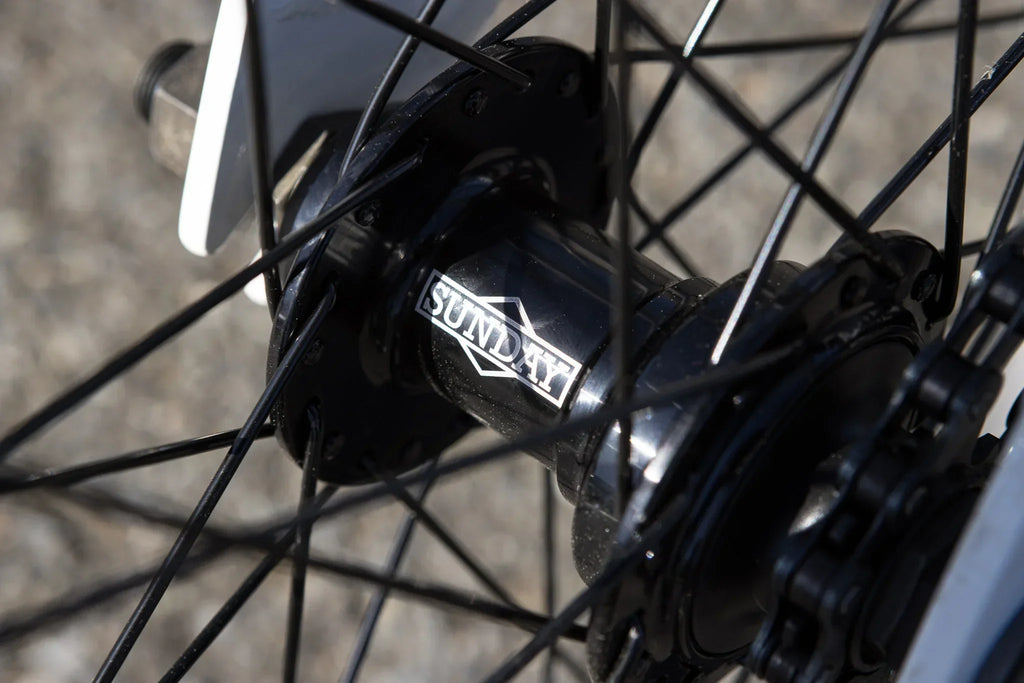 Gros plan d'un moyeu de roue BMX noir avec le logo Sunday