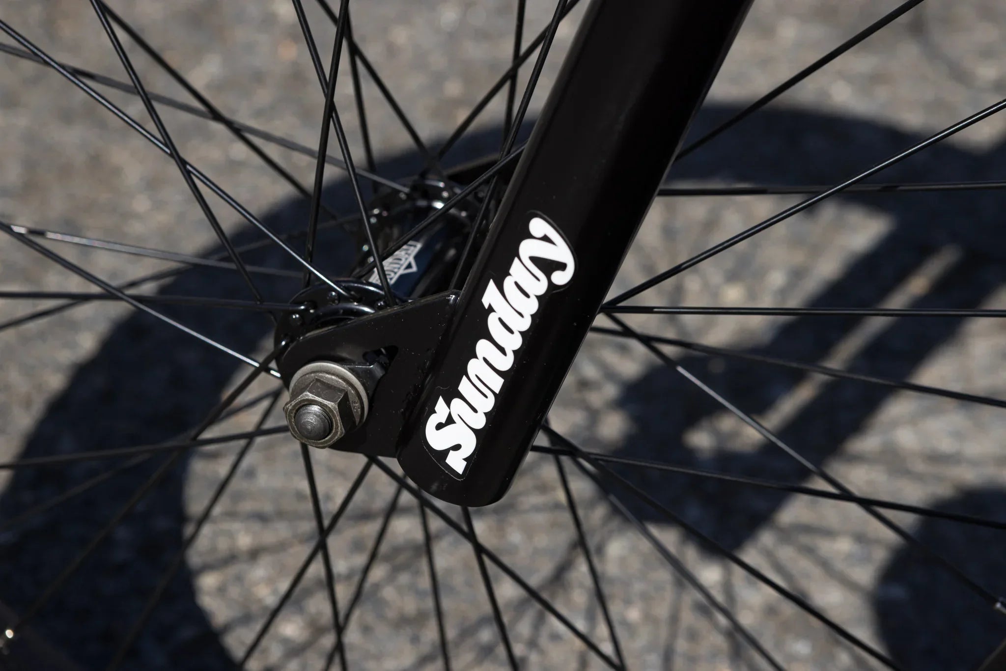 Gros plan du moyeu et de la fourche arrière noire d'un vélo BMX Sunday