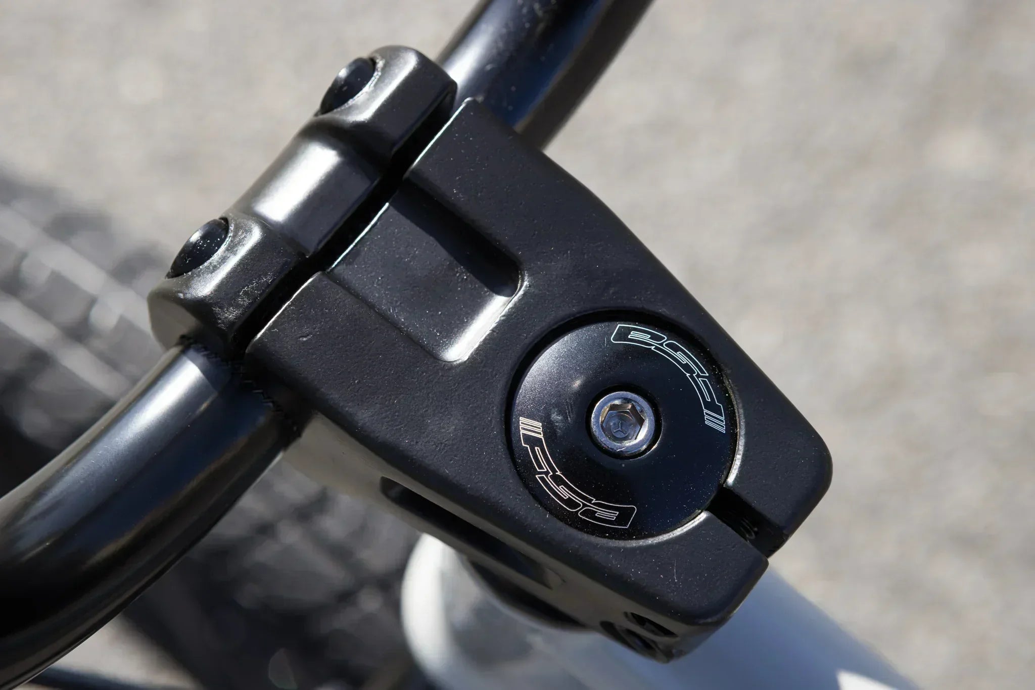 Potence de BMX noire avec vis de serrage, vue de près