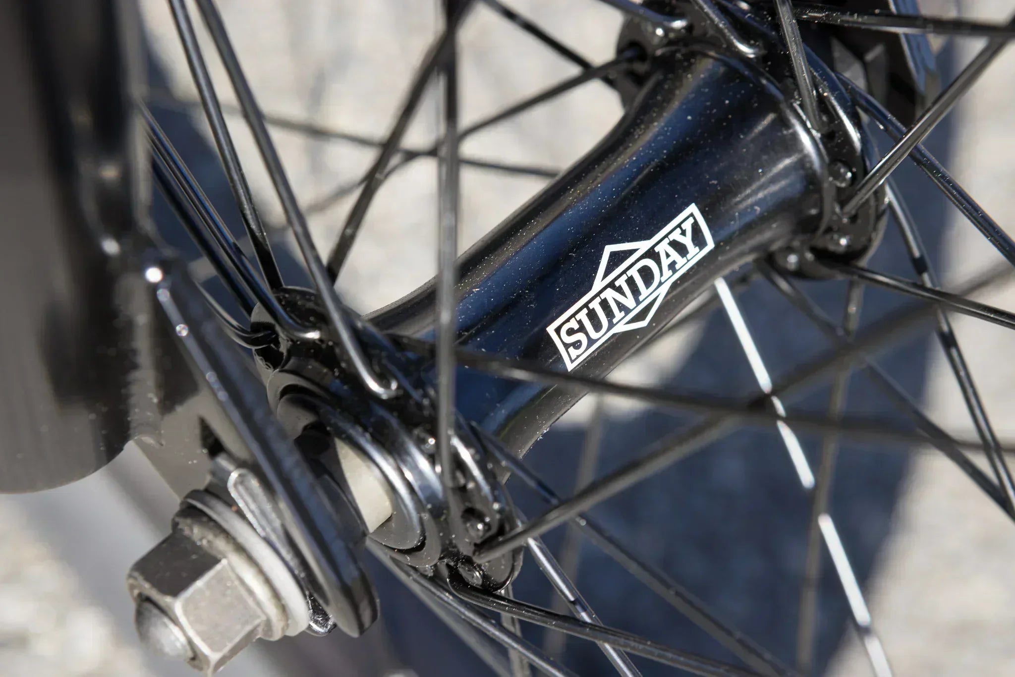 Gros plan du moyeu de roue de vélo BMX noir avec le logo Sunday