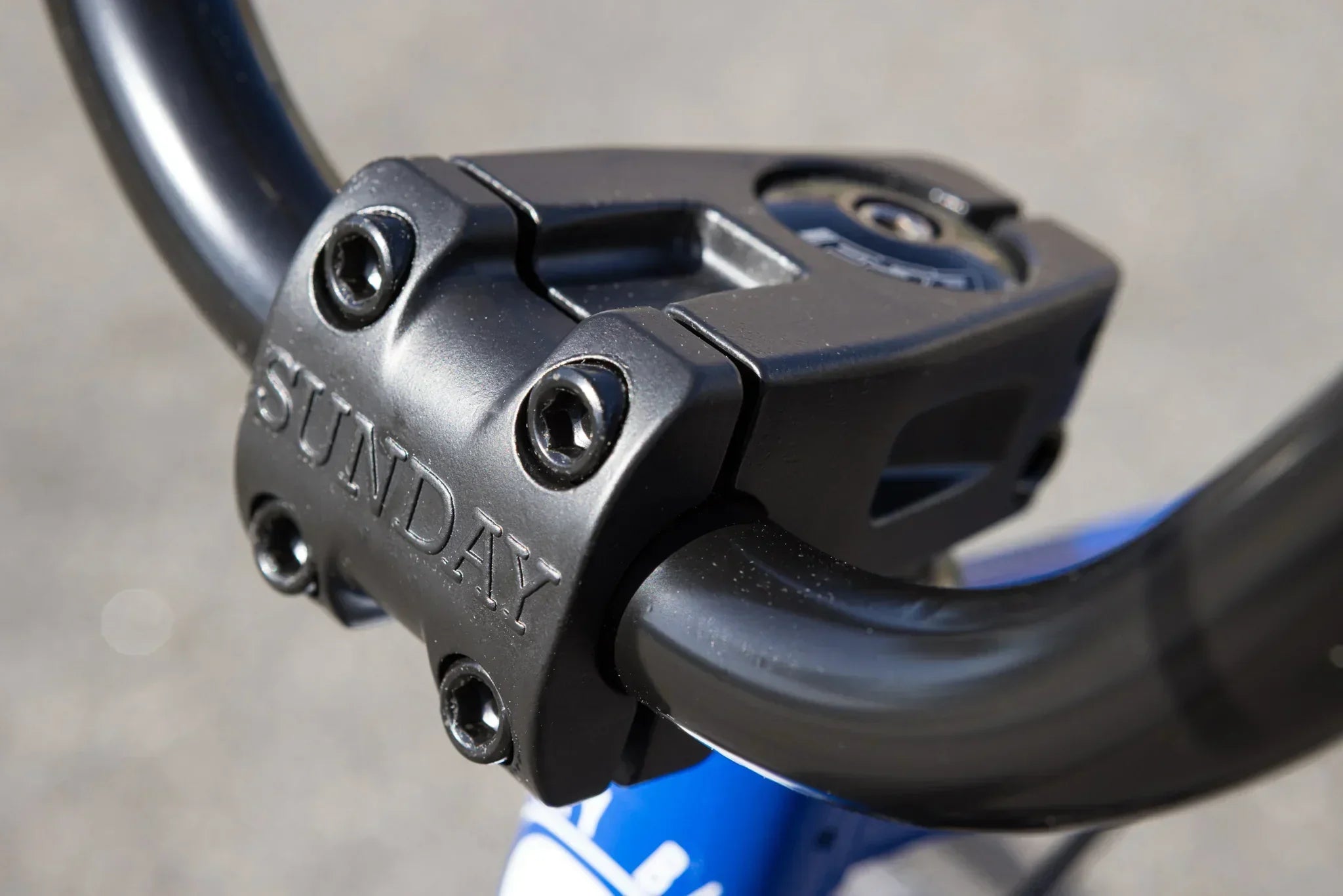 Pot de guidon BMX noir de marque Sunday avec fixations à vis