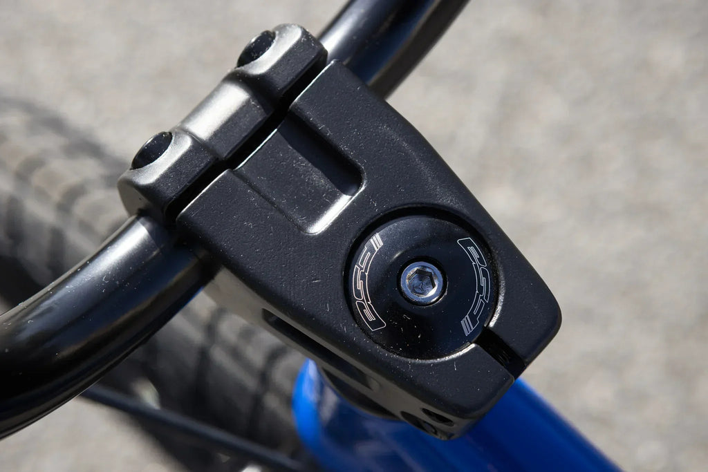 Gros plan d'une potence de BMX noire avec vis de fixation