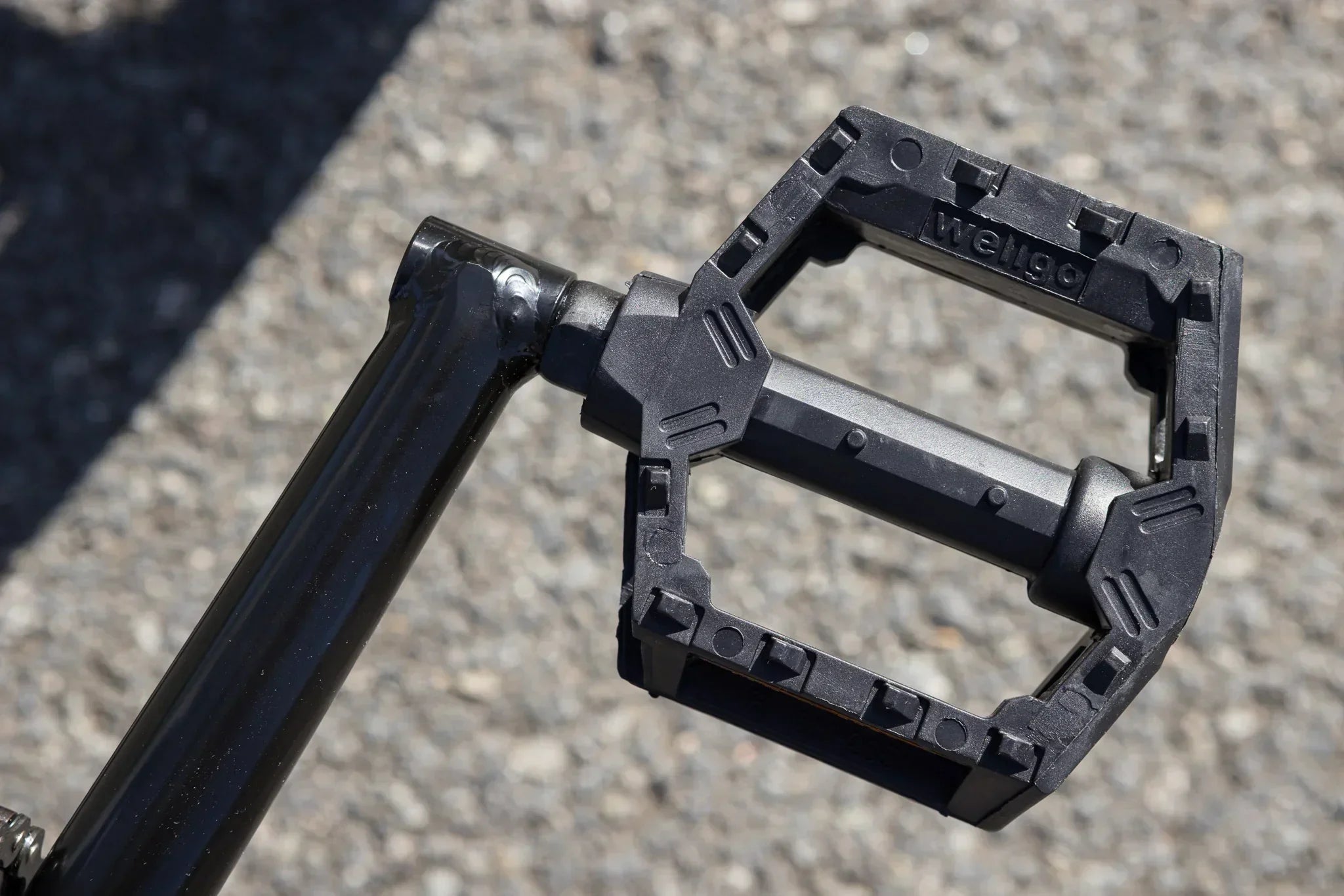 Gros plan d'une pédale de vélo BMX noire en plastique avec picots antidérapants